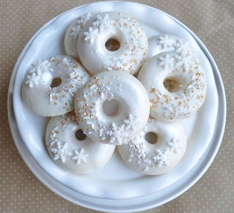 What pretty winter themed donuts at this Winter Wonderland Christmas Holiday Party! See more party ideas and share yours at CatchMyParty.com Schnee Party, Winter Wonderland-party, Christmas Party Ideas For Teens, Winter Wonderland Birthday Party, Winter Entertaining, Winter Party Themes, Winter Onederland Birthday Party, Snow Party, Adult Christmas Party