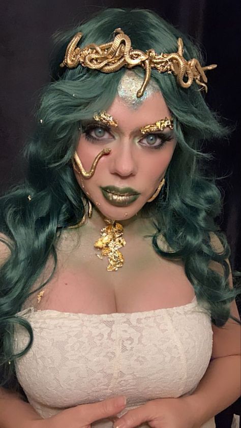 Medusa Makeup Ideas Halloween, Villian Costumes For Women, Mythical Creatures Costumes, Medusa Photoshoot, Medusa Costume Ideas, Cosplay Medusa, Goddess Costume Diy, Medusa Cosplay, Hot Halloween Costume