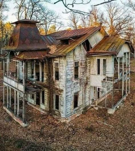 Old Abandoned Buildings, Abandoned Property, Creepy Houses, Abandoned Mansion, Old Abandoned Houses, Spooky Places, Abandoned Castles, In The Middle Of Nowhere, Middle Of Nowhere