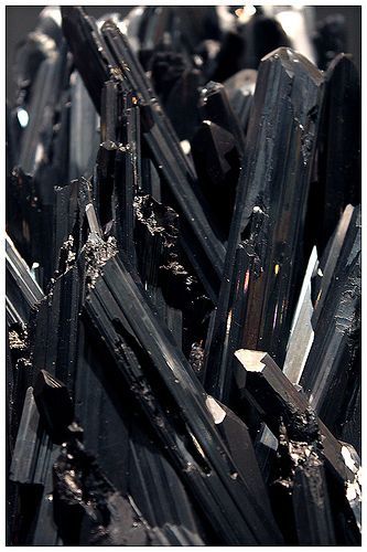 Black Rocks, Crystal Aesthetic, Pretty Rocks, Beautiful Rocks, Mineral Stone, Rocks And Gems, Minerals And Gemstones, Gems And Minerals, Color Textures