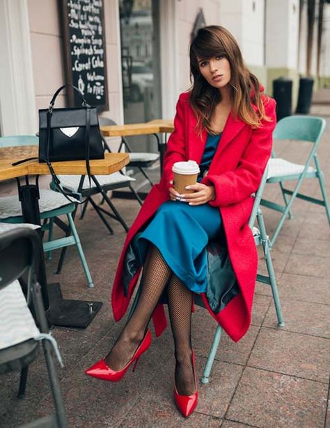 Colors That Go Well With Red Clothes – 11 Outfit Combinations Costume Vert, Teal Outfits, Red Color Combinations, Red Clothes, Costume Bleu, Hipster Looks, Color Combinations For Clothes, Street Style Parisian, Health Shop