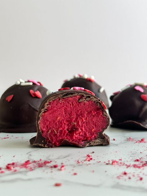 Chocolate Raspberry Truffles - Riana Bakes Chocolate Raspberry Truffles, Raspberry Truffles, Truffle Recipe Easy, Raspberry Truffle, Lemon Truffles, Easy Truffles, Homemade Truffles, Christmas Cookie Box, Classic Cookies Recipes