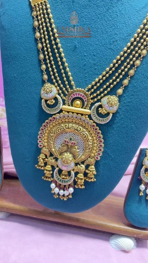 𝐄𝐧𝐢𝐬𝐡𝐤𝐚 - 𝐓𝐡𝐞 𝐒𝐨𝐮𝐥 𝐨𝐟 𝐆𝐨𝐥𝐝 | Elegant 22k gold antique pearl set featuring a central pendant adorned with a beautifully crafted Radha-Krishna combination, exuding… | Instagram Radha Krishna Jewellery, Gold Sets Jewelry Indian Design, Ladies Gold Rings, Delicate Gold Jewelry, Antique Necklaces Design, Gold Jewellry, Modern Gold Jewelry, Gold Mangalsutra Designs, Jewelry Design Drawing