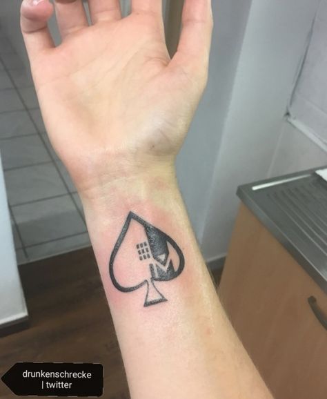 Cayde-6 Ace tattoo Destiny 2 Hunter Tattoo, Destiny 2 Tattoo Hunter, Ace Of Spades Tattoo Men, Cayde 6 Tattoo, Destiny Tattoo Game, Destiny Tattoo Ideas, Destiny 2 Tattoo Ideas, Ace Tattoo Ideas, Destiny Tattoos