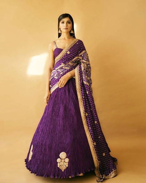 Bandhani Is Back In Trend & Designers Are Doing It In Beautiful Ways! Plain Lehenga, Long Blouse Designs, Bandhani Dupatta, Bandhani Dress, Lehnga Dress, Blouse Designs Silk, Indian Dresses Traditional, Indian Bridal Dress, Boutique Dress Designs