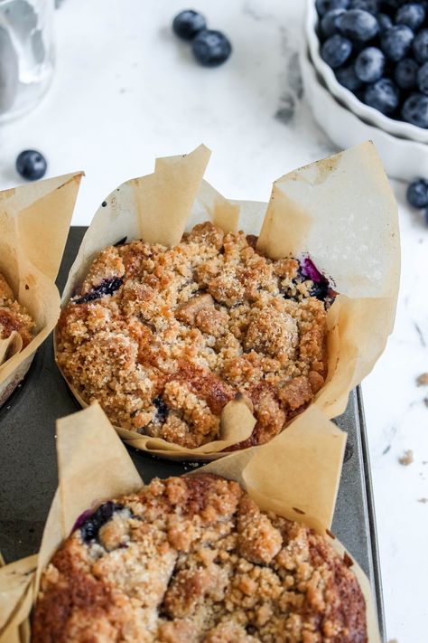 Bakery Style Blueberry Crumble Muffins Blueberry Crumble Muffins, Blueberry Bites, Bakery Style Blueberry Muffins, Bakery Style Cake, Bakery Muffins, Crumble Muffins, Breakfast Cupcakes, Cinnamon Crumble, Bakery Style Muffins