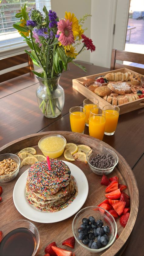 At Home Birthday Breakfast, Birthday Morning Breakfast Ideas, Birthday Breakfast Board, Birthday Breakfast Ideas Aesthetic, 21st Birthday Breakfast, Boyfriend Birthday Breakfast, Breakfast Bday Party Ideas, Sweet 16 Breakfast Ideas, Breakfast At Midnight Party