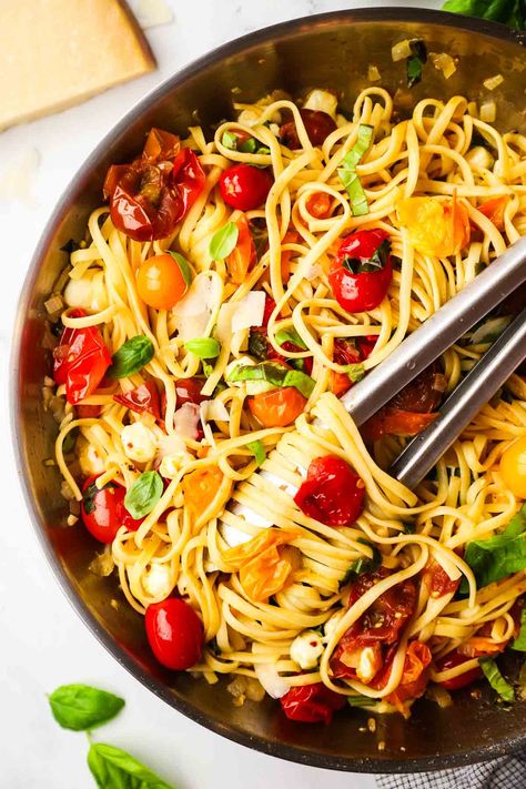 Fresh Tomatoes Pasta, Burst Tomatoes, Fresh Tomato Pasta, Mozzarella Pearls, Tomato Pasta Recipe, Mozzarella Pasta, Olive Oil Pasta, Cherry Tomato Sauce, Cherry Tomato Pasta