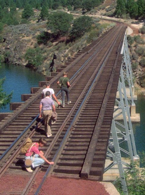 Stand By Me. Technically, this is a drama/comedy. But being based upon a book by Stephen King, and it has horror elements to it, I am putting it here. Toni Mahfud, River Phoenix, Septième Art, Image Film, Desain Signage, Movie Shots, Press Play, Images Esthétiques, Train Tracks