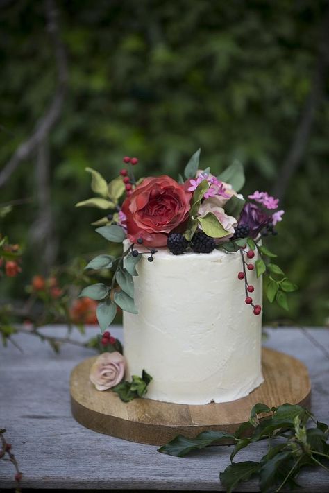 Wedding Cake Options, Cake With Flowers, Small Wedding Cakes, Black Wedding Cakes, Fresh Flower Cake, Wedding Treats, Wedding Cake Rustic, Handmade Cake, Cake Trends