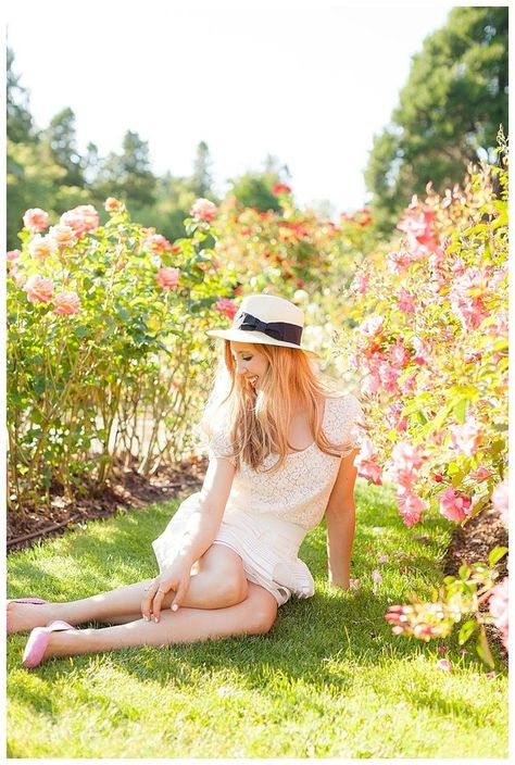 Flower Garden Flower Photoshoot, Types Of Roses, Feminine Fashion, Floral Lace Tops, Romantic Outfit, Garden Photography, Budget Fashion, Photos Of Women, Love At First