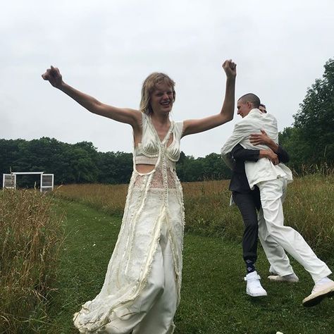 Wedding Outfit Change, Hanne Gaby Odiele, How To Dress For A Wedding, Anti Bride, Unconventional Wedding Dress, Traditional Marriage, Alternative Bridal, Kate Upton, Western Wedding