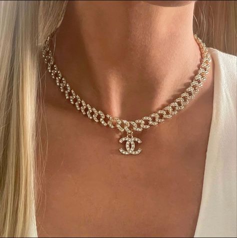 Chanel Choker, Chanel Pendant, Rodeo Jewelry, Diamond Pendants Designs, Chanel Chain, Expensive Jewelry Luxury, Headpiece Jewelry, Chanel Necklace, Luxe Jewelry