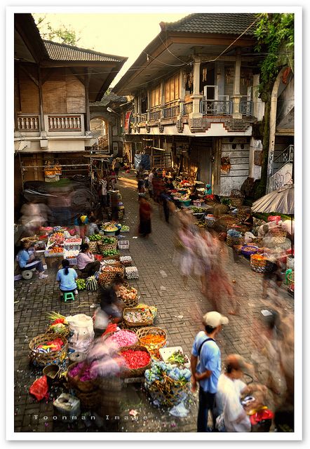 Ubud market: local market where tourists can find a lot of things from fruits to arts. Key: BARGAIN! Bali Market, Ubud Market, North Bali, Indonesia Tourism, Bali Baby, Ubud Indonesia, Voyage Bali, Bali Ubud, Bali Lombok