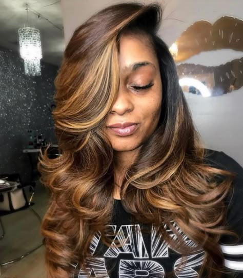 Grow Healthy Hair on Instagram: “One of my favorites 😍❤️🙌🏽 Natural sew in with custom highlights using FB Indian wavy 18”20”22” on my babe @keish683” Honey Blonde Balayage On Dark Hair Black Women, Grow Healthy Hair, Corte Shag, Natural Sew In, Ideas For Long Hair, Growing Healthy Hair, 2018 Hair, Portfolio Project, Angela Simmons