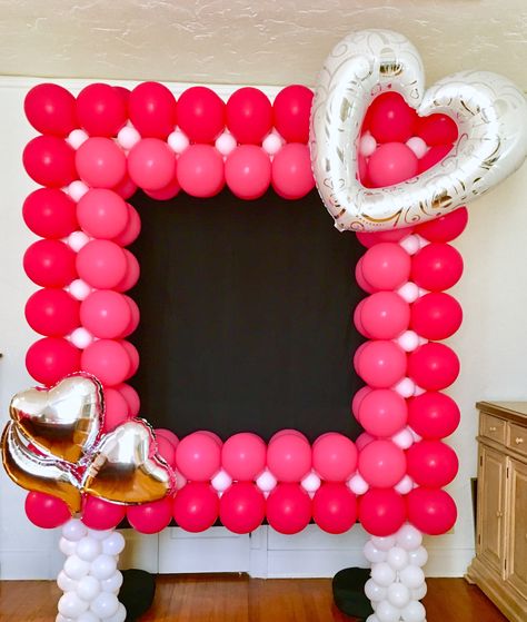 Valentine’s Day Photo Op Balloon Frame. A cute addition to party decor! Globos para dia de San Valentin. ❤️ Balloon Frame Photo Booths, Valentine Balloon Decor, School Dance Decorations, Valentines Photo Booth, Valentines Balloons Bouquet, Day Photo, Valentine Backdrop, Valentines Birthday Party, Balloon Frame