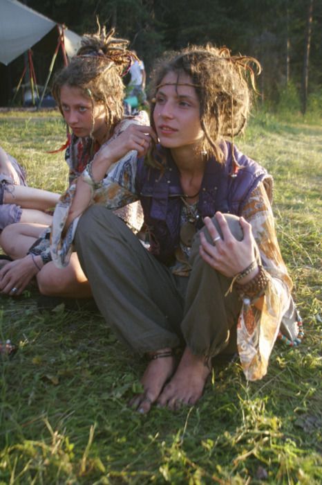 so i think that every character should be super preppy-greek-life except the witches obvs -- maybe they can be weirdly prescient stoners? Hippie Commune, Mundo Hippie, Dirty Hippie, Hippie Lifestyle, Hippie Aesthetic, Hippie Culture, Estilo Hippy, Mode Hippie, 70s Aesthetic