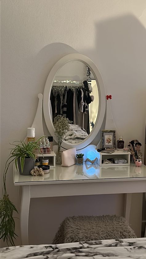 Vanity Mirror Aesthetic, Coquette Aesthetic Room, Cute Vanity, Mirror Aesthetic, Pinterest Room Decor, Room Update, Redecorate Bedroom, Minimalist Room, Pretty Room