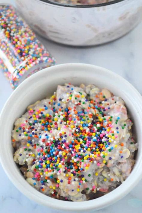 Are Overnight Oats Healthy, Breakfast For Busy Mornings, Oats Recipe, Vanilla Greek Yogurt, Vanilla Almond Milk, Funfetti Cake, Dried Apples, Overnight Oats Recipe, Meal Prep Containers