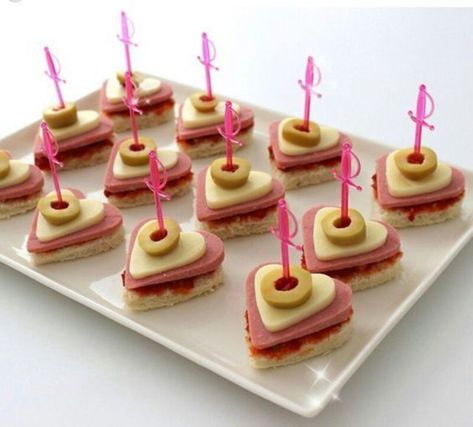 Fancy Sandwiches, Decorações Com Comidas, Dessert Aux Fruits, Food Garnishes, Tea Sandwiches, Valentines Food, Snacks Für Party, Food Platters, Food Humor