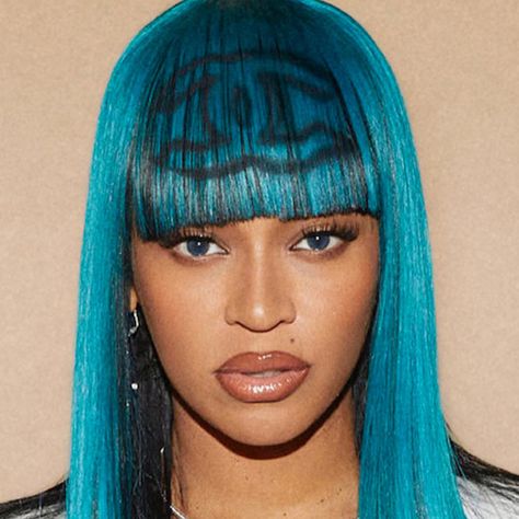 Beyonce went bold and blue with this Chanel wig and blue contacts for  her Lil Kim Halloween costume. Click above for more of Beyonce's best beauty looks. Rainbow Afro, Beyonce Makeup, Ios Widgets, Future Hairstyles, 90s Hair, Scene Aesthetic, Painting Reference, Smokey Eyeshadow, Haircut Types