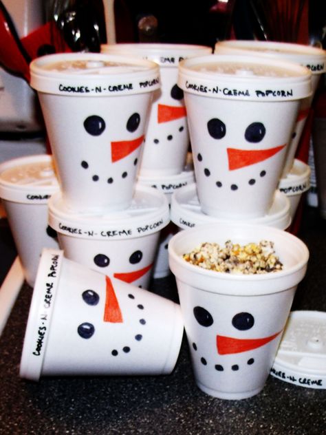 cookies n cream popcorn Snowman Popcorn, Christmas Snacks Gifts, Snowman Hot Chocolate, Christmas Bazaar Ideas, Hot Chocolate Treats, Snowman Cups, 50th Birthday Centerpieces, Winter Onederland Birthday Party, White Chocolate Candy