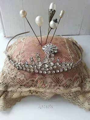 Pearl Hat, Bijoux Art Deco, Vintage Sewing Notions, Deco Originale, Rhinestone Tiara, Needle Cases, Half Dolls, Linens And Lace, Hat Pin