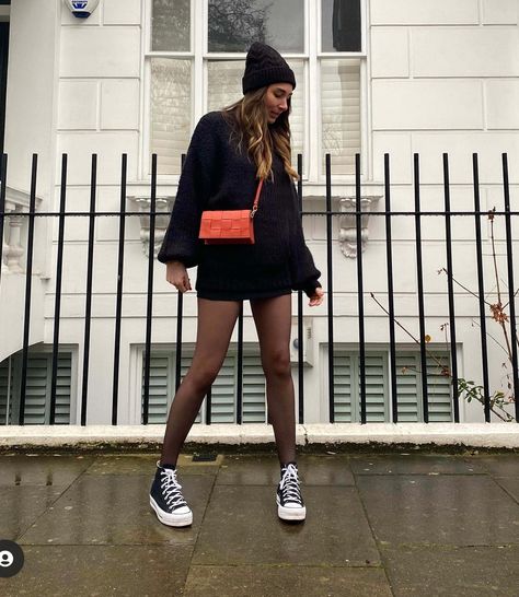 Tights And Sneakers, Ideas De Outfits, New York Outfit, Outfit Invierno, Converse Style, Sheer Tights, Looks Black, Black Tights, Preppy Outfits