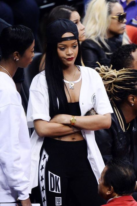 Baseball Outfit Women, Chica Hip Hop, Hip Hop Outfit, Look Hip Hop, 2000 Outfits, Looks Hip Hop, Looks Rihanna, Rihanna Love, Rihanna Outfits