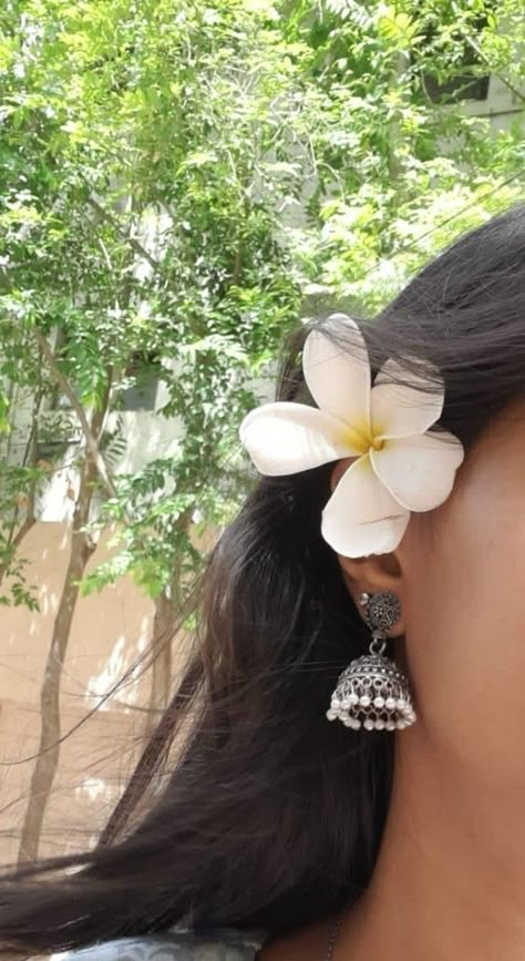 Flower In Ear Aesthetic, Simple Jhumka, Picture With Flowers, Train Dresses, Easy Photography Ideas, Dresses Occasion, Snap Streak Ideas Easy, Desi Aesthetics, Face Aesthetic