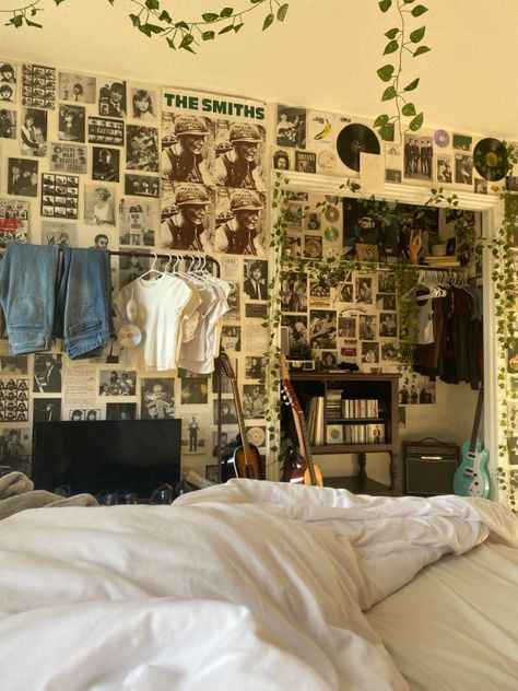 Bedroom With Lots Of Posters, Room Ideas With Posters, Room Full Of Posters, Rock Room Aesthetic, Poster Bedroom Ideas, Room Wall Decor Bedroom, Cool Kids Bedrooms, Home Decor Wallpaper, Chill Room