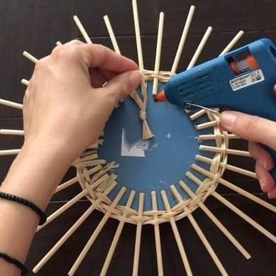 Diy Wicker Mirror Frame, Boho Mirrors Diy, Rattan Mirror Diy, Round Boho Mirror, Boho Mirror Diy, Diy Homewares, Build A Shoe Rack, Diy Mirrors, Spiegel Diy