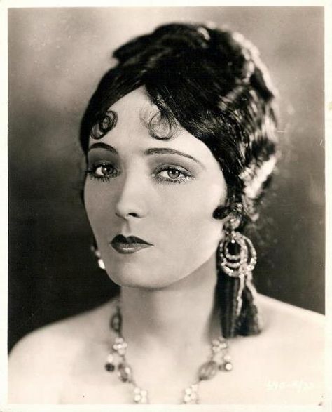 1930's ~ Actress Pauline Stark ~ Images Victoriennes, 1920s Makeup, Gloria Swanson, 1920s Hair, Silent Film Stars, Flapper Girl, Silent Movie, Vintage Makeup, Foto Vintage