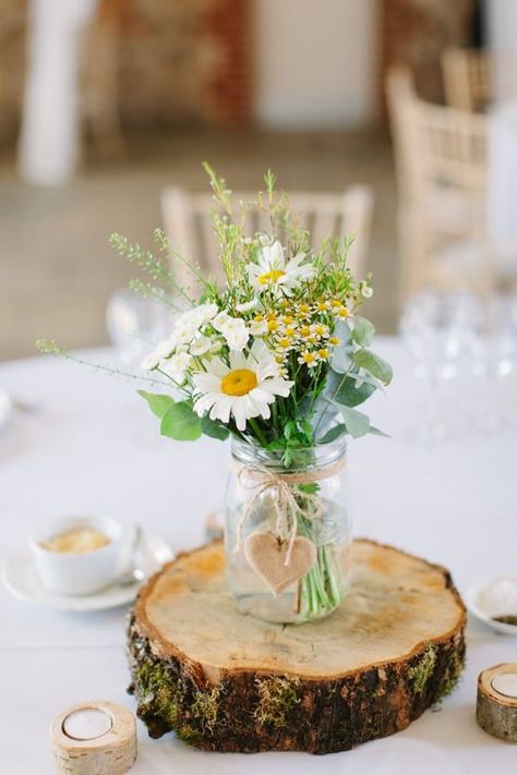 Daisy Wedding Centerpieces, Rustic Wedding Table Decor, Simple Wedding Flowers, Deco Champetre, Rustic Wedding Decorations, Daisy Wedding, Rustic Wedding Centerpieces, Whimsical Wonderland Weddings, Wedding Arrangements