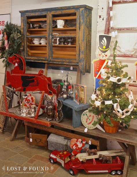 Booth Wall Ideas, Antique Booth Ideas Staging, Antique Booth Design, Vintage Christmas Decor Ideas, Vintage Booth Display, Christmas Booth, Antique Booth Displays, Vintage Christmas Toys, Antique Booth Ideas