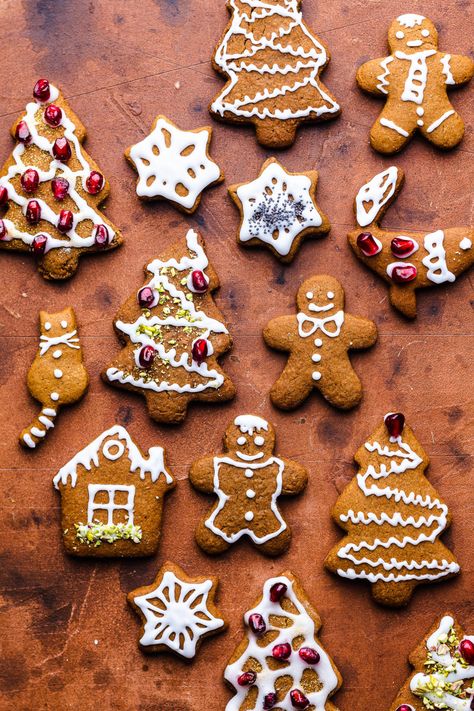 vegan gingerbread cookies baking tray Gingerbread Cookies Easy, Vegan Gingerbread Cookies, Lazy Cat Kitchen, Yummy Christmas Treats, Vegan Gingerbread, Gluten Free Gingerbread, Cat Kitchen, Christmas Gingerbread Cookies, Christmas Biscuits