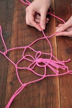 diy hanging planter Hemp Knots, Diy Macramé, Macrame Crafts, Simple Holiday Gifts, Diy Hanging Planter, Plants Diy, Planter Project, Hanger Diy, Macrame Hanger