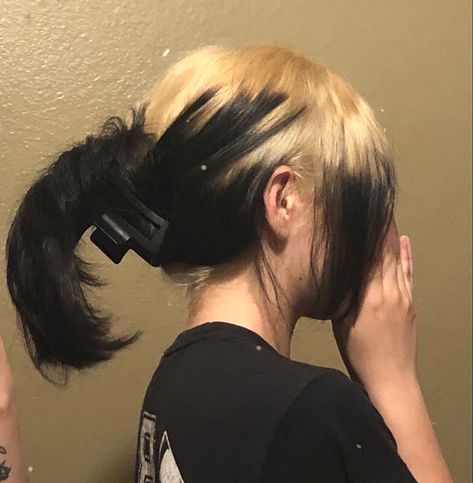 ghost roots Dark Hair With Blonde Roots, Bleach Roots Black Hair, Grown Out Black Hair Dye, Blonde Ghost Roots Black Hair, White Roots Black Hair, Hair Color Ideas Y2k, Ghost Roots Short Hair, Black Hair Blonde Roots, Blonde Roots Black Hair