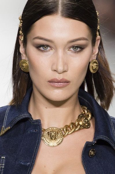 Hair Clip Hairstyles, Versace Spring, Versace Jewelry, Clip Hairstyles, Jewelry Fashion Trends, Best Jewelry Stores, Women's Jewelry And Accessories, Gianni Versace, Fashion Week Spring