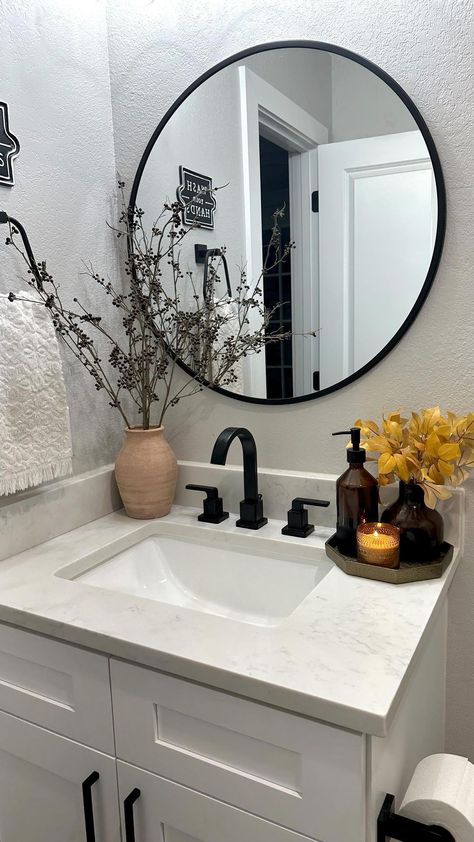 Bathroom Decor Styles, Simple Black Bathroom Decor, Small Bathroom Remodel Modern Farmhouse, Black Floor Bathroom Decor, Threshold Decor Ideas, Guess Bathroom Ideas Modern, Guest Bathroom Decor Minimalist, Restroom Inspo Aesthetic, Small Modern Black And White Bathroom