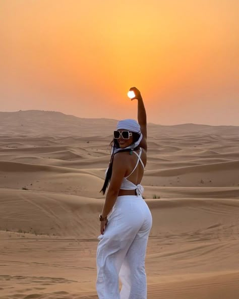 Sand Dunes Outfit Casual, Desert Look Dubai, Safari In Dubai, Sand Dunes Outfit Riding, Outfits For The Desert, Glamis Sand Dunes Riding Outfit, Camel Riding Outfit, Dessert Safari Outfit, Safari Dubai Outfit