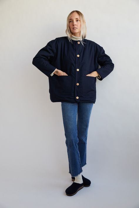 DESCRIPTION: Reversible, plastic-free jacket made from 100% regenerative merino wool on one side and organic cotton twill on the other. Large patch pockets on both sides, top and side entry on the fleece side. Inspired by the functionality of military outerwear, vented armpits and a collar that buttons into the neckline when you need it and out when you don't. The heathered denim fleece is made with a mix of navy and natural fibers on a natural knit back, designed to mimic vintage denim.The mode Winter New England Outfits, Patagonia Jacket Outfit, Tomboy Fall Outfits, Navy Jacket Outfit, Fearne Cotton Style, Norway Style, French Chore Jacket, Scotland Fashion, Rain Outfit