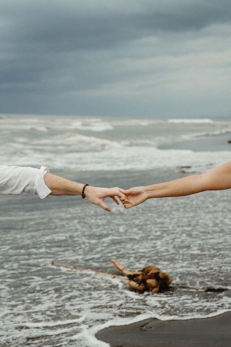 Couple Shoot Beach Photography, Break Up Photo Ideas, Rainy Beach Couple Photoshoot, Rainy Beach Engagement Photos, Cloudy Couple Photoshoot, Rainy Beach Photoshoot, Couple Beach Photos Instagram, Wedding Anniversary Photo Ideas, Beach Wedding Picture Ideas