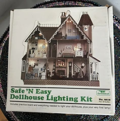 Vintage Greenleaf Safe 'N Easy Dollhouse Lighting Kit #9019 With Lamp Vintage Lighting Diy, Dollhouse Chandelier, Plastic Ceiling, Dollhouse Lighting, Faux Candles, Wire Lights, Vintage Dollhouse, Candle Chandelier, Stained Glass Lamps