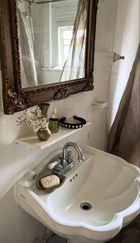 House By Sea Aesthetic, Vintage French Apartment Aesthetic, White Vintage Room Aesthetic, Cozy Vintage Bathroom, Southern Gothic Bathroom, Victorian Homes Decor, Bathroom Aesthetic Cozy, Vintage Small Bathroom Ideas, Bathroom Aesthetic Vintage