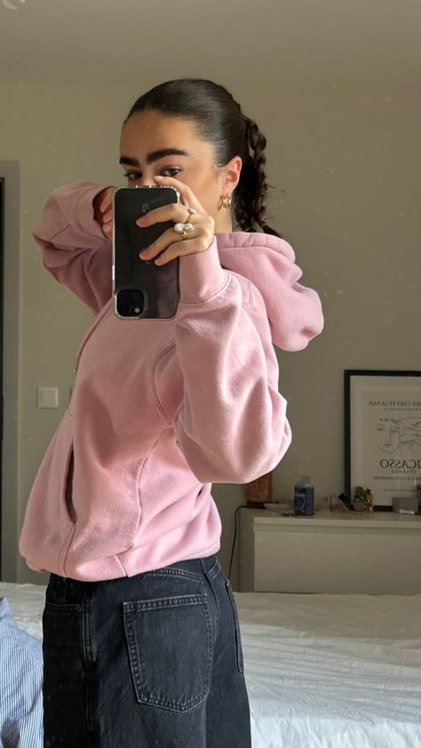 Feminine Hoodie Outfit, Pink Oversized Hoodie Outfit, Winter Hoodie Outfit Women, How To Style Pink Hoodie, Pink Hoodie Outfit Ideas, Light Pink Hoodie Outfit, Pink Hoodie Outfit Aesthetic, Pink Zip Up Hoodie Outfit, Pink Hoodie Aesthetic