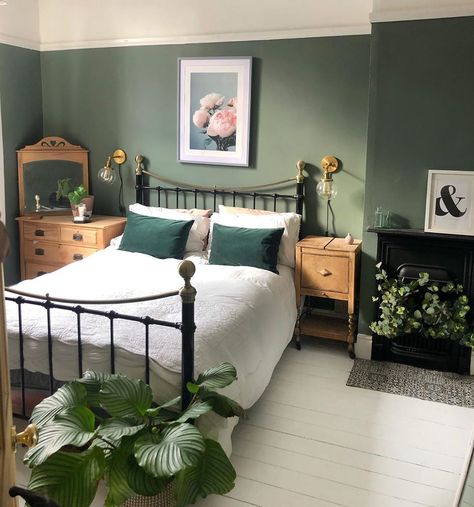 Hollie on Instagram: “Morning! 🤍 what better way to start a miserable Tuesday then with a before and after ... well actually there are loads of better ways, for…” Olive Green Bedrooms, Sage Bedroom, Green Bedroom Walls, Green Bedroom Design, Beautiful Bedroom Colors, Green Bedroom Decor, Best Bedroom Colors, Sage Green Bedroom, Sofa Cushions