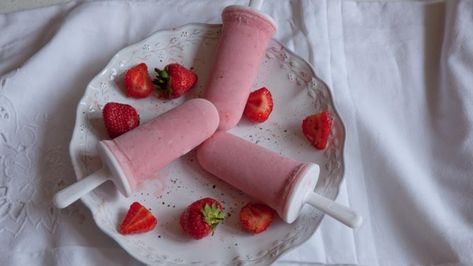 Yoghurt Lollies, Strawberry Ice Lollies, Ice Lolly Recipes, Vanilla Extract Recipe, Ice Pop Recipes, Recipes Strawberry, Ice Lollies, Bbc Food, Smoothie Makers