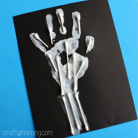 Quick, easy & fun skeleton craft using Q-tips: skeleton hand print craft would work for X is for X-ray for ABC art too. Skeleton For Kids, Halloweenpyssel Barn, Skeleton Craft, Halloween Art Projects, Halloween Infantil, Halloween Crafts For Toddlers, October Crafts, Halloween Arts And Crafts, Halloween Tags