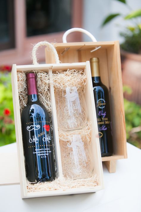 Padrinos Proposal Spanish Gifts, Wine And Glasses Gift Basket, Wine Box Ideas Gift, Wine Present Ideas, Bottle Gift Ideas, Wine Gift Box Ideas, Wine Box Gift, Customized Gift Ideas, 30. Geburtstag Frau